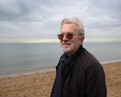 The Idol Who Walked Away: Mark Holden’s Quiet Rebellion Against Fame’s Gravity