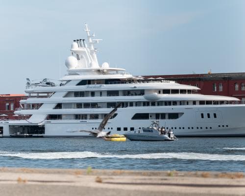 A 117-Metre Statement: Ambassador Fertitta’s Superyacht and the New Frontline of Ultra-Wealth Etiquette